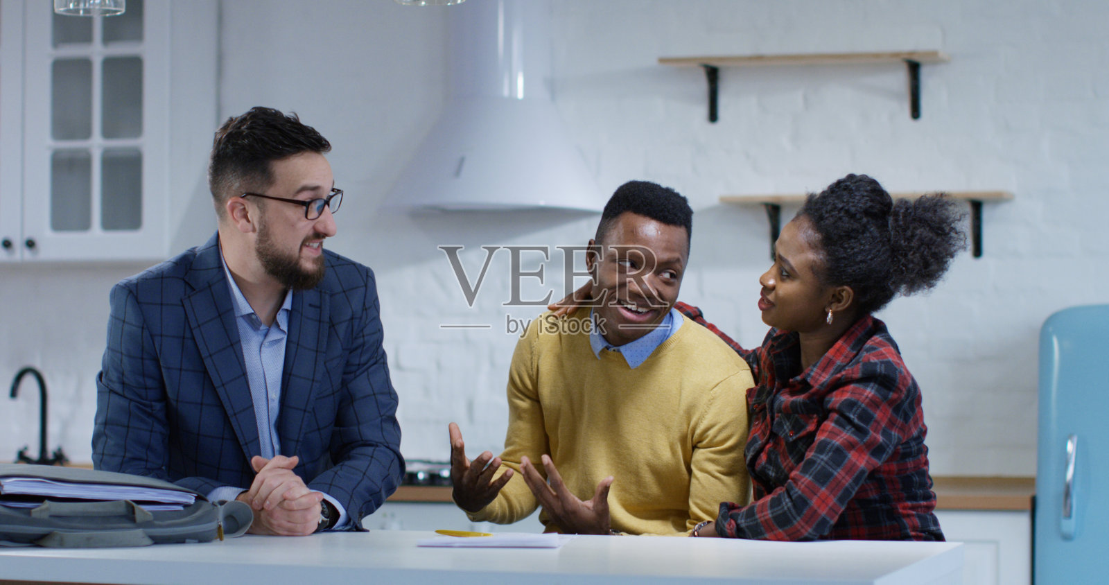 年轻人与妻子签署财产合同照片摄影图片