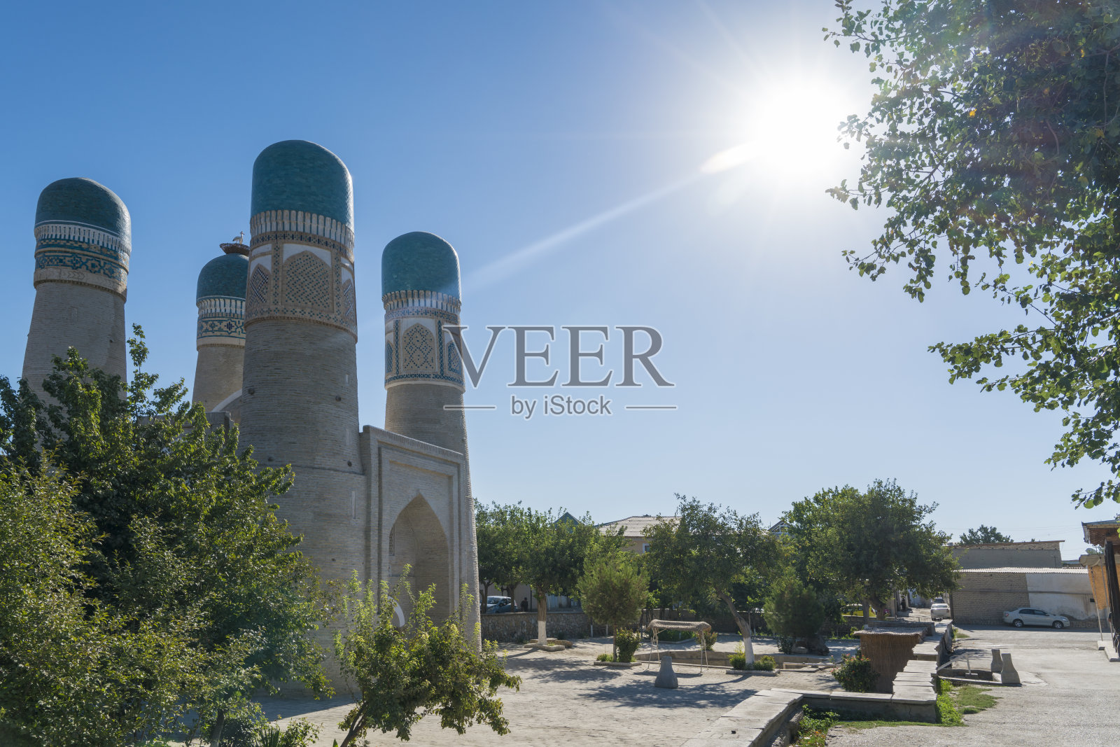 阳光照耀着哈利夫·尼亚佐夫-库尔的伊斯兰学校。布哈拉、乌兹别克斯坦照片摄影图片