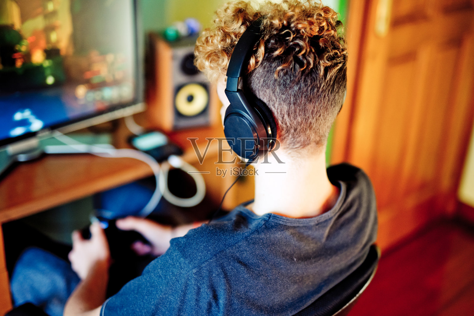 在台式电脑上玩游戏的少年照片摄影图片