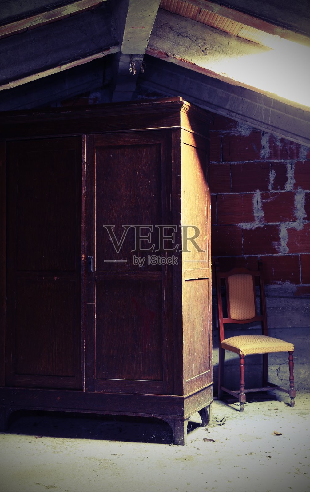 阴暗的阁楼上有一个效果很旧的木制衣柜照片摄影图片