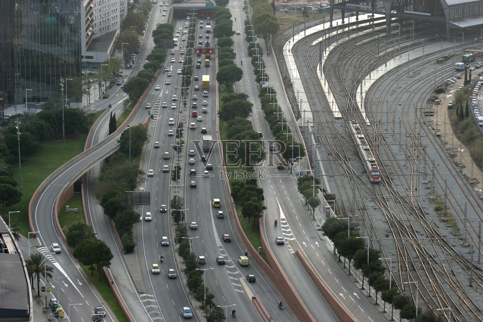 汽车和火车轨道照片摄影图片