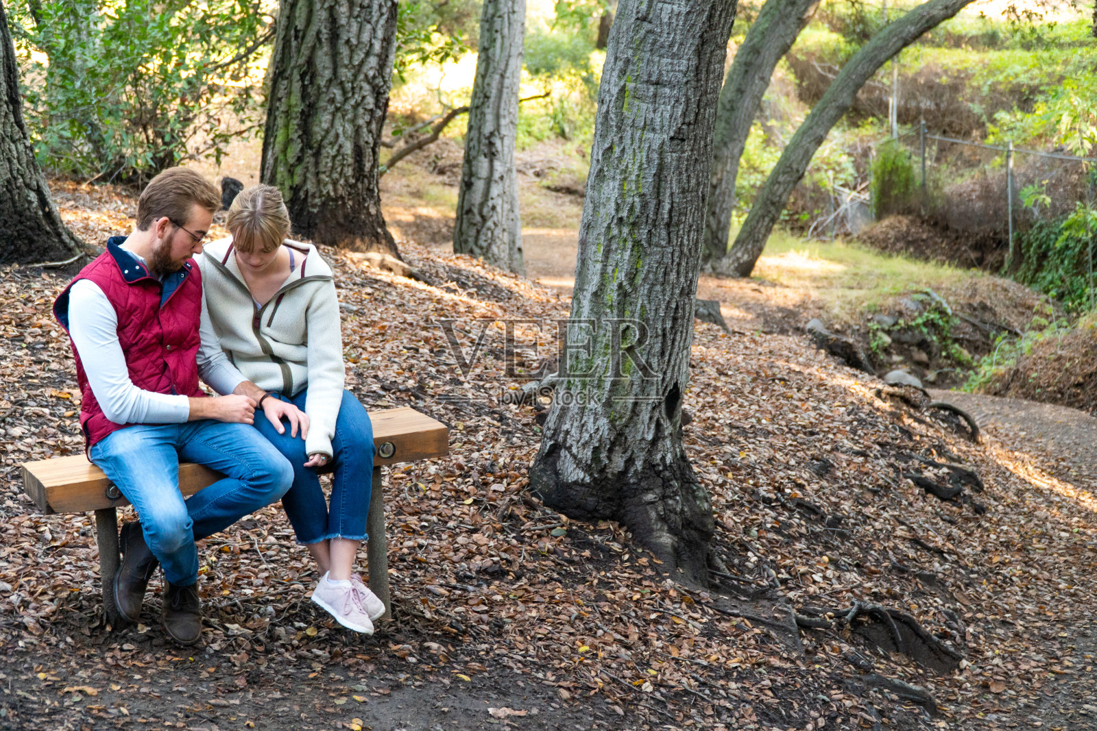 长凳上相爱的年轻情侣照片摄影图片