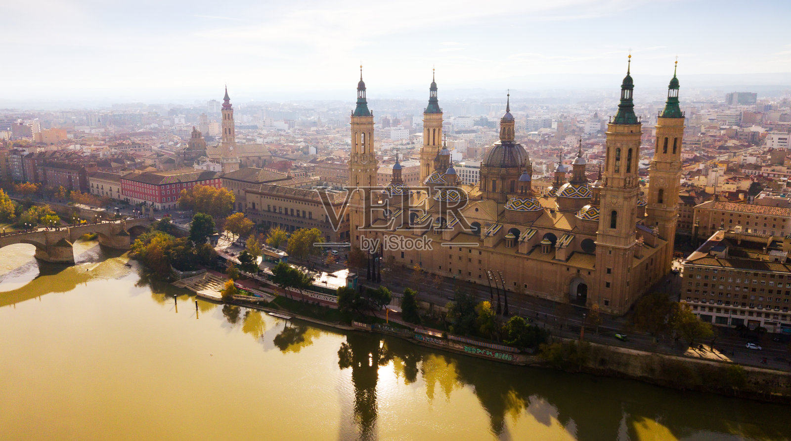 萨拉戈萨大教堂鸟瞰图照片摄影图片