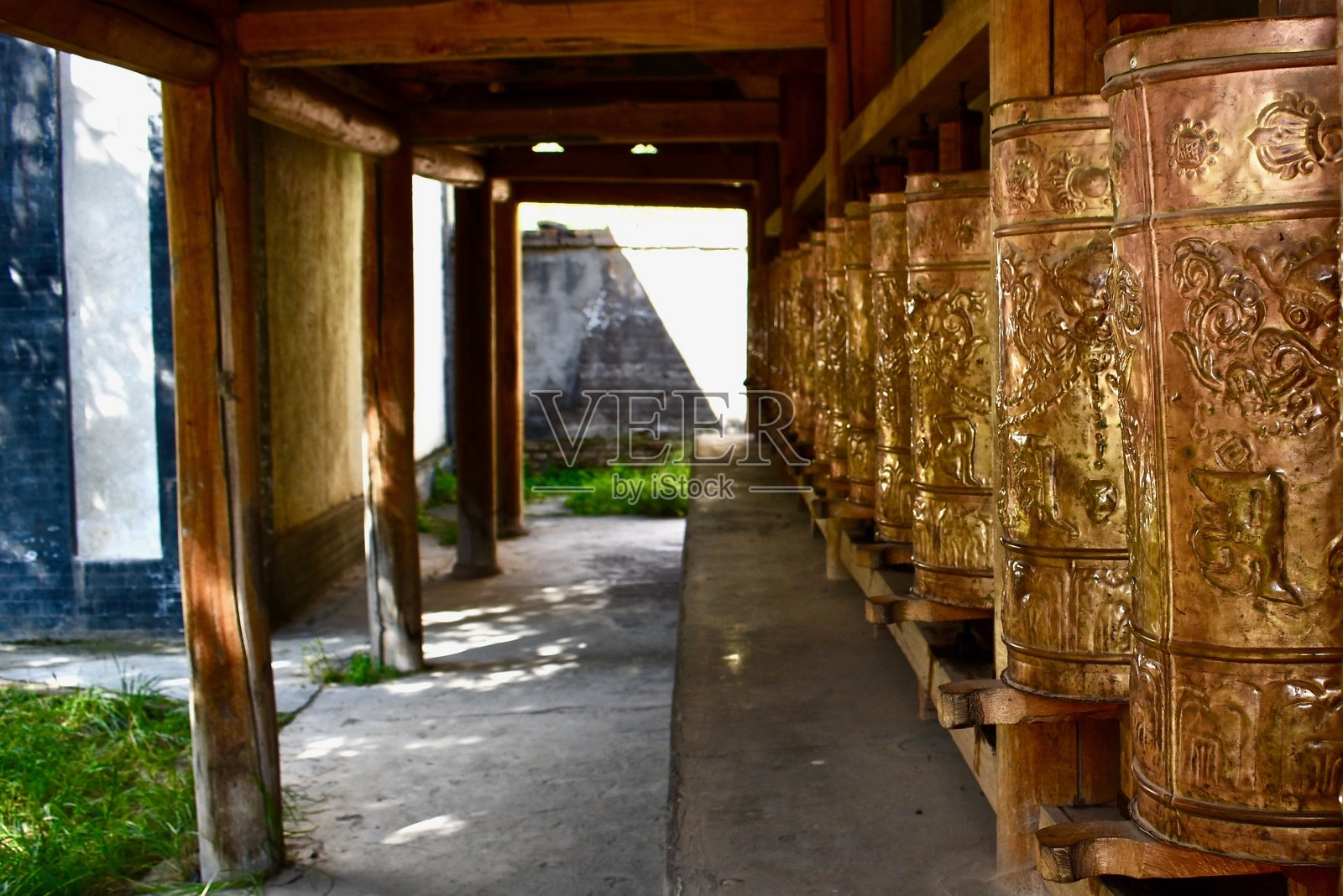 在中国甘肃省的马提寺建筑群拍摄的金色经轮照片摄影图片