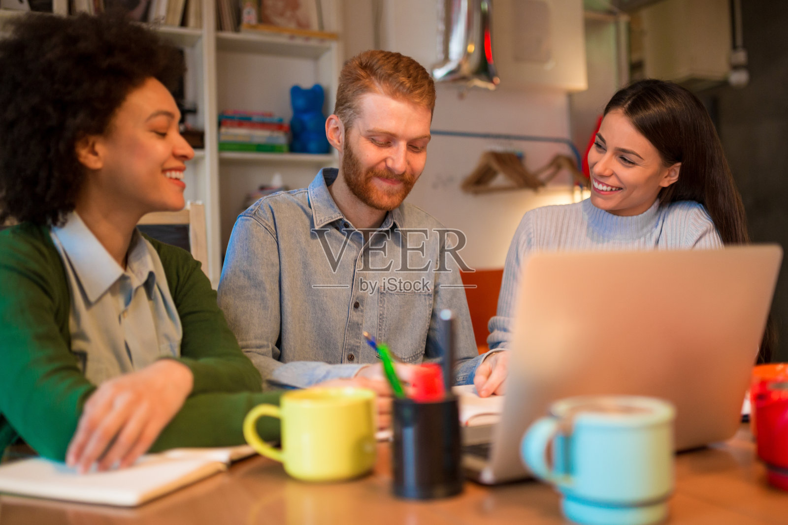 三个年轻的学生照片摄影图片
