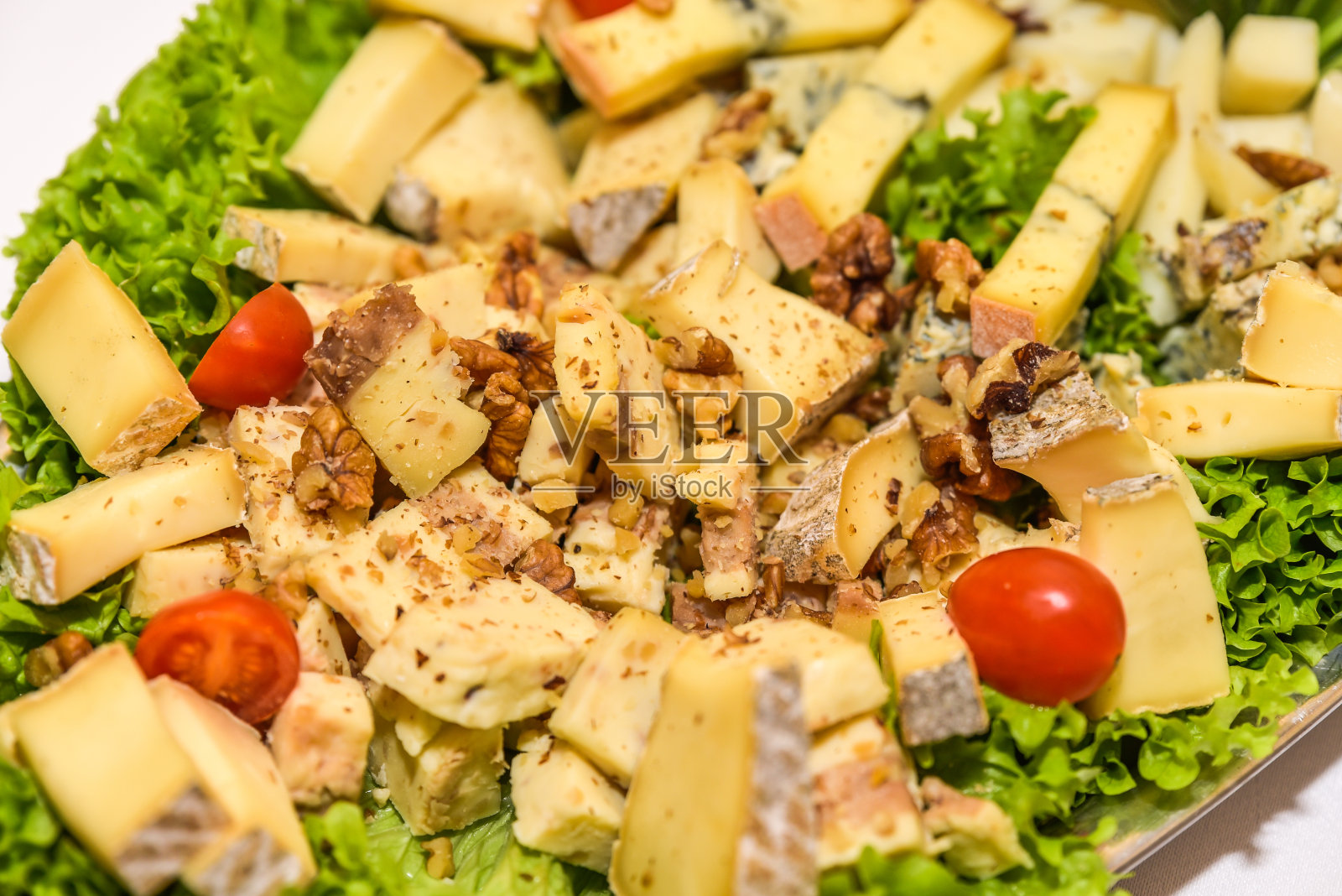 奶酪盘上桌了照片摄影图片