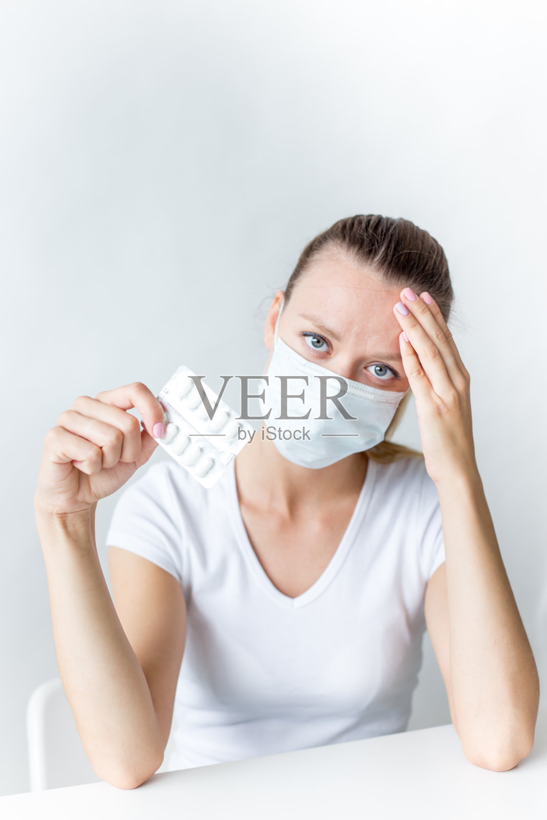 灰色背景上的笑容满面的医生制服肖像照片摄影图片