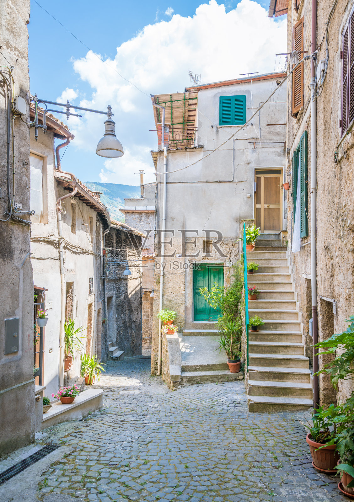 苏比亚科老城在一个夏日的早晨，罗马省，拉提姆，意大利中部。照片摄影图片