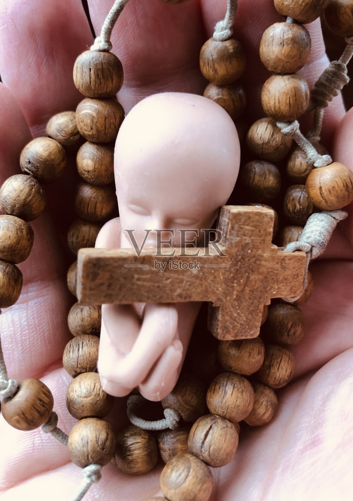 胎儿与念珠照片摄影图片