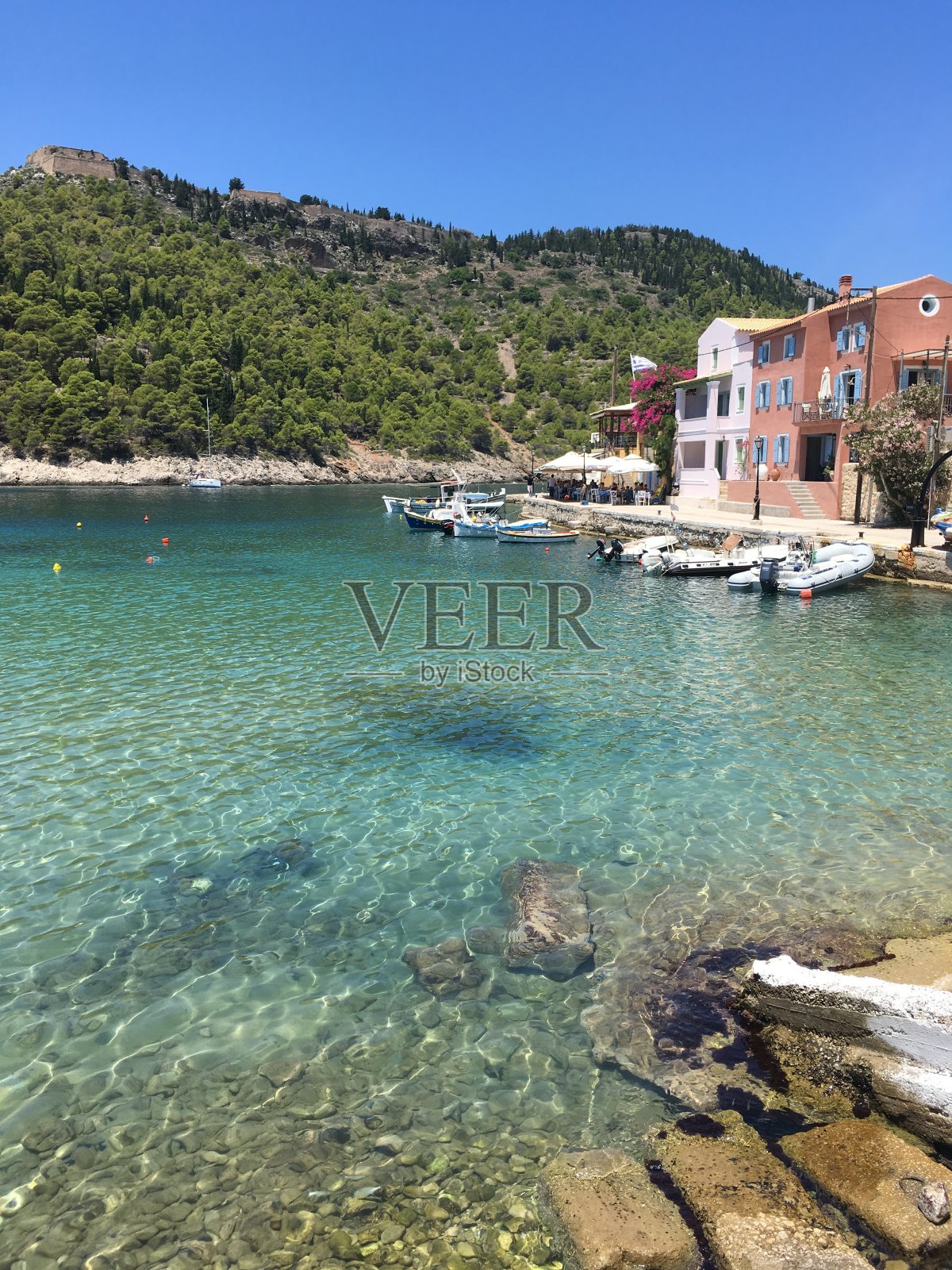 阿索斯蔚蓝的大海和船只照片摄影图片