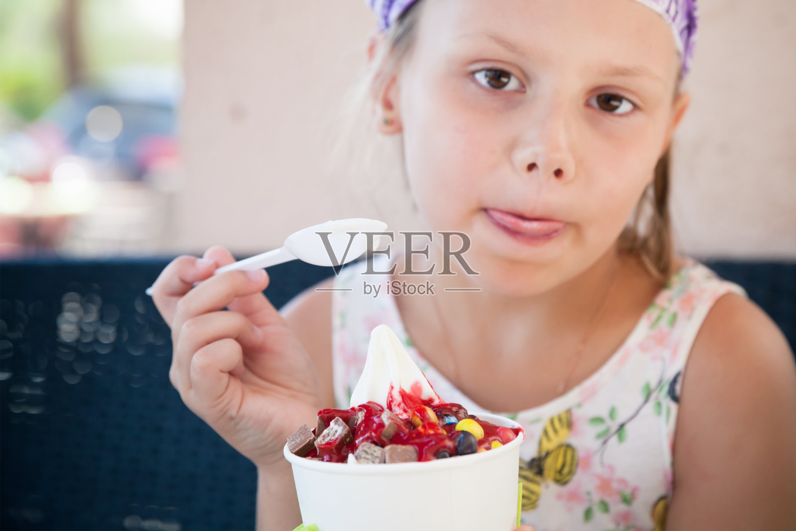 小女孩吃冰淇淋，选择性专注照片摄影图片