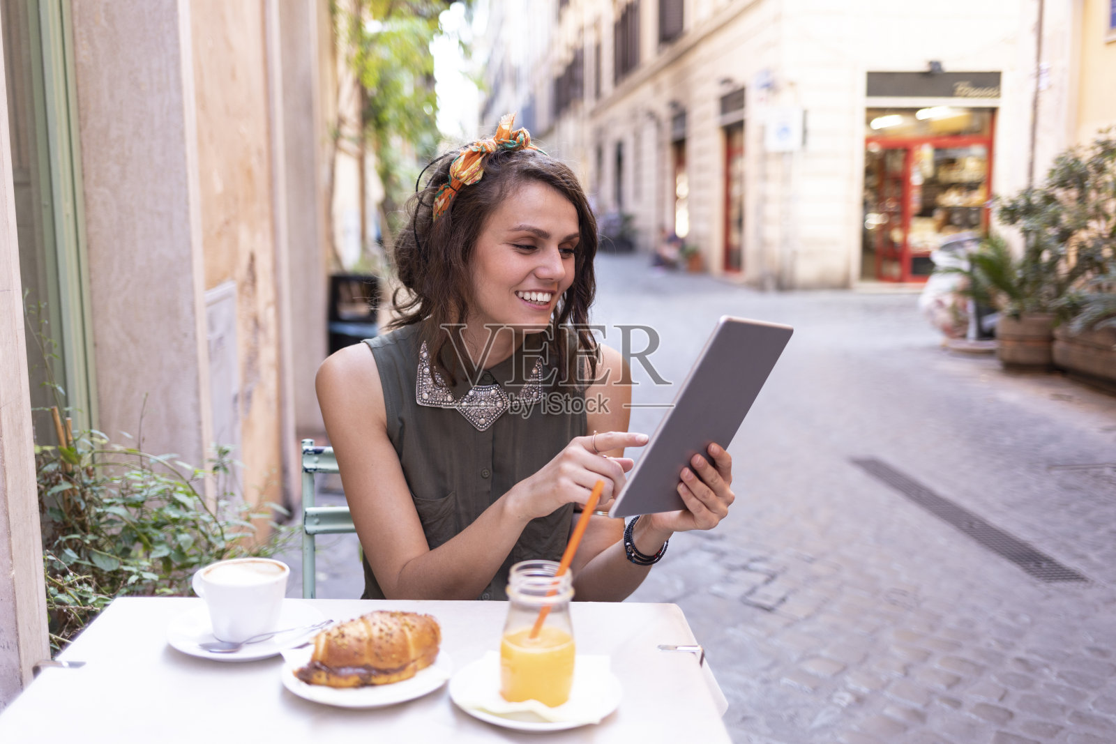 年轻漂亮的女人在罗马吃早餐照片摄影图片
