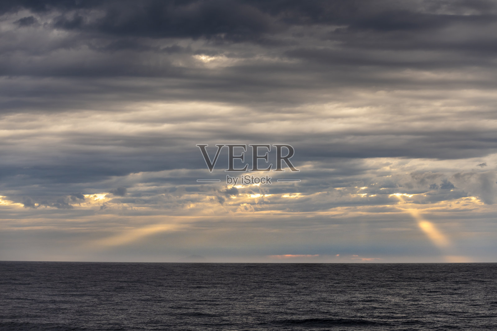 戏剧性的海洋上空照片摄影图片