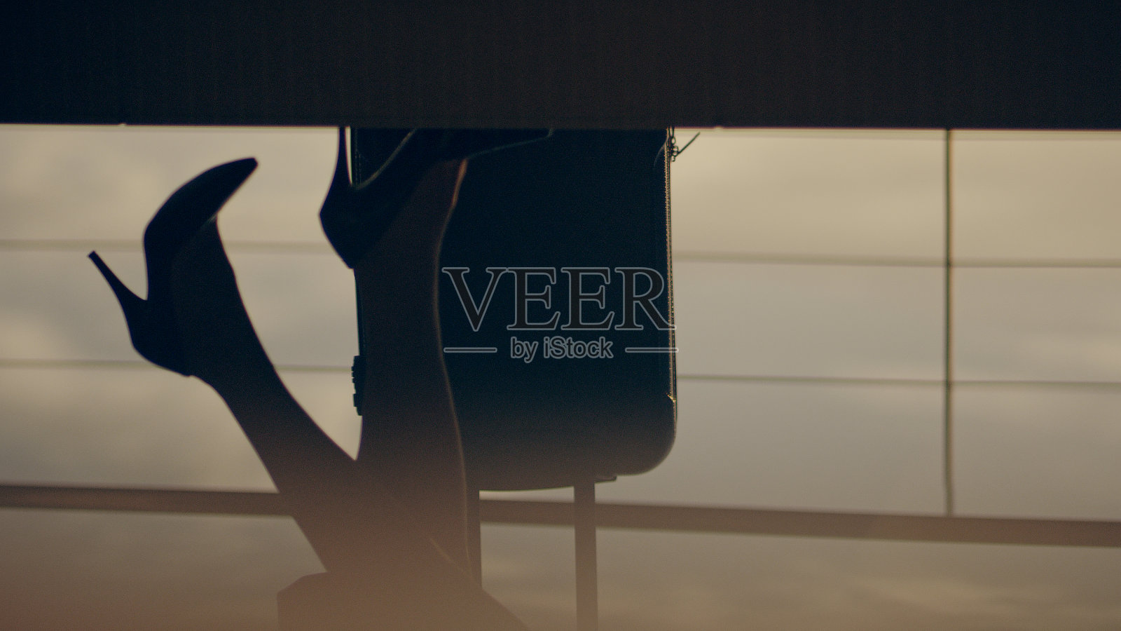 在机场提着行李箱的女商人照片摄影图片