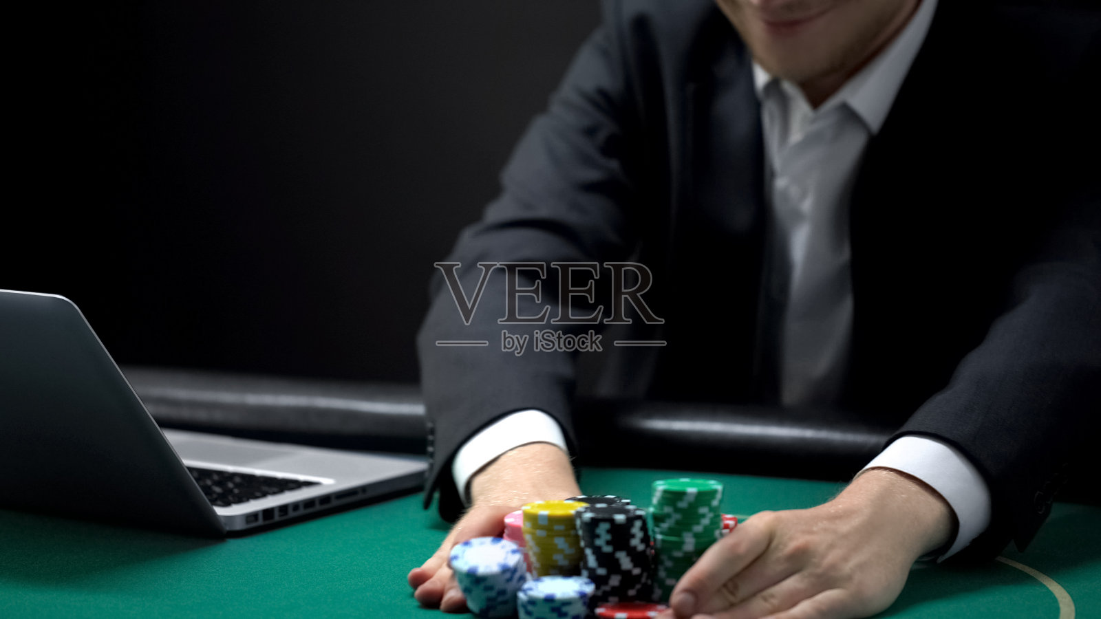 自信的赌徒打赌所有筹码希望赢得在线赌场扑克游戏照片摄影图片