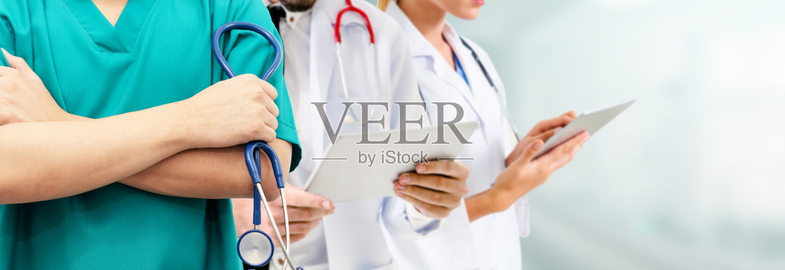 和其他医生一起在医院工作的医生。照片摄影图片