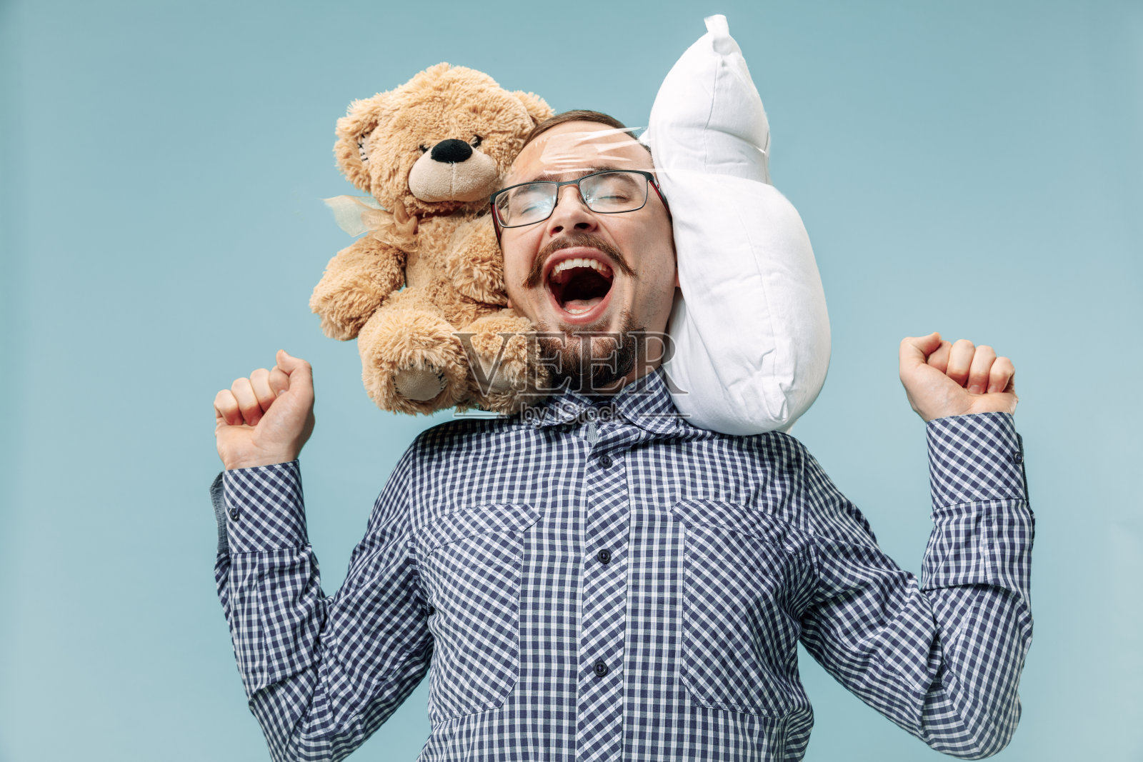 因为工作太多，累的人睡在家里。无聊的商人，枕头和玩具熊照片摄影图片