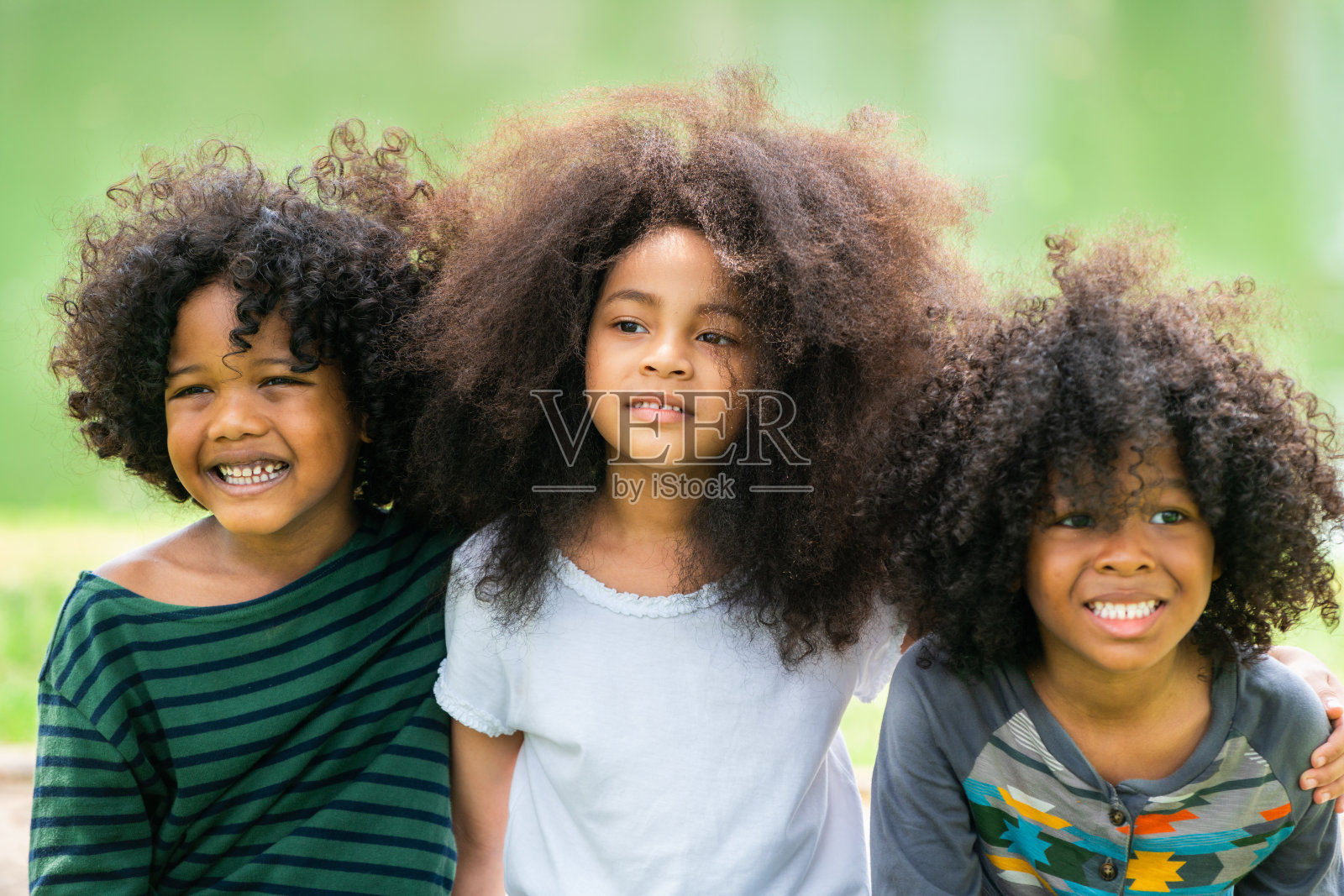 快乐的孩子们在学校的公园里玩耍。照片摄影图片