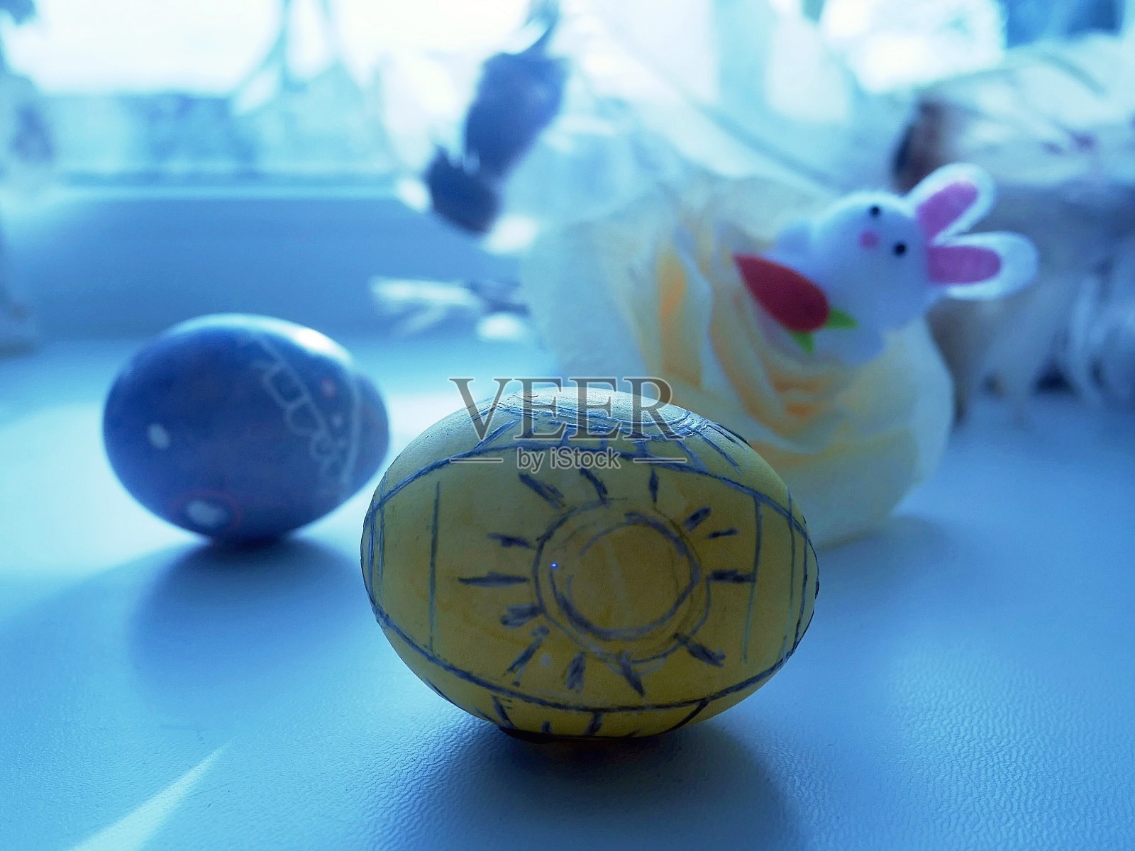 画彩蛋，复活节玩具兔子，装饰照片摄影图片