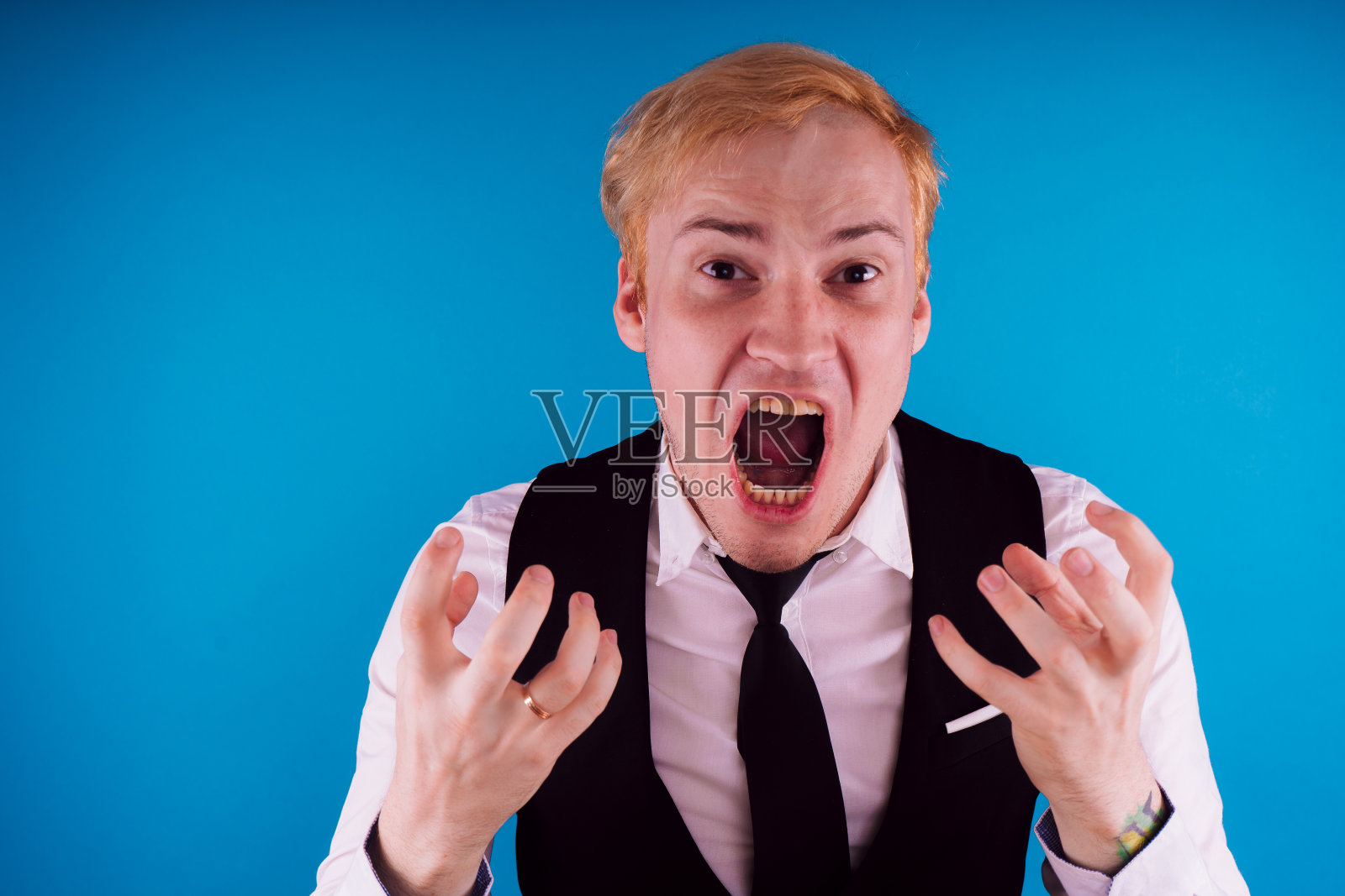 一个疯子的情感特写。照片摄影图片