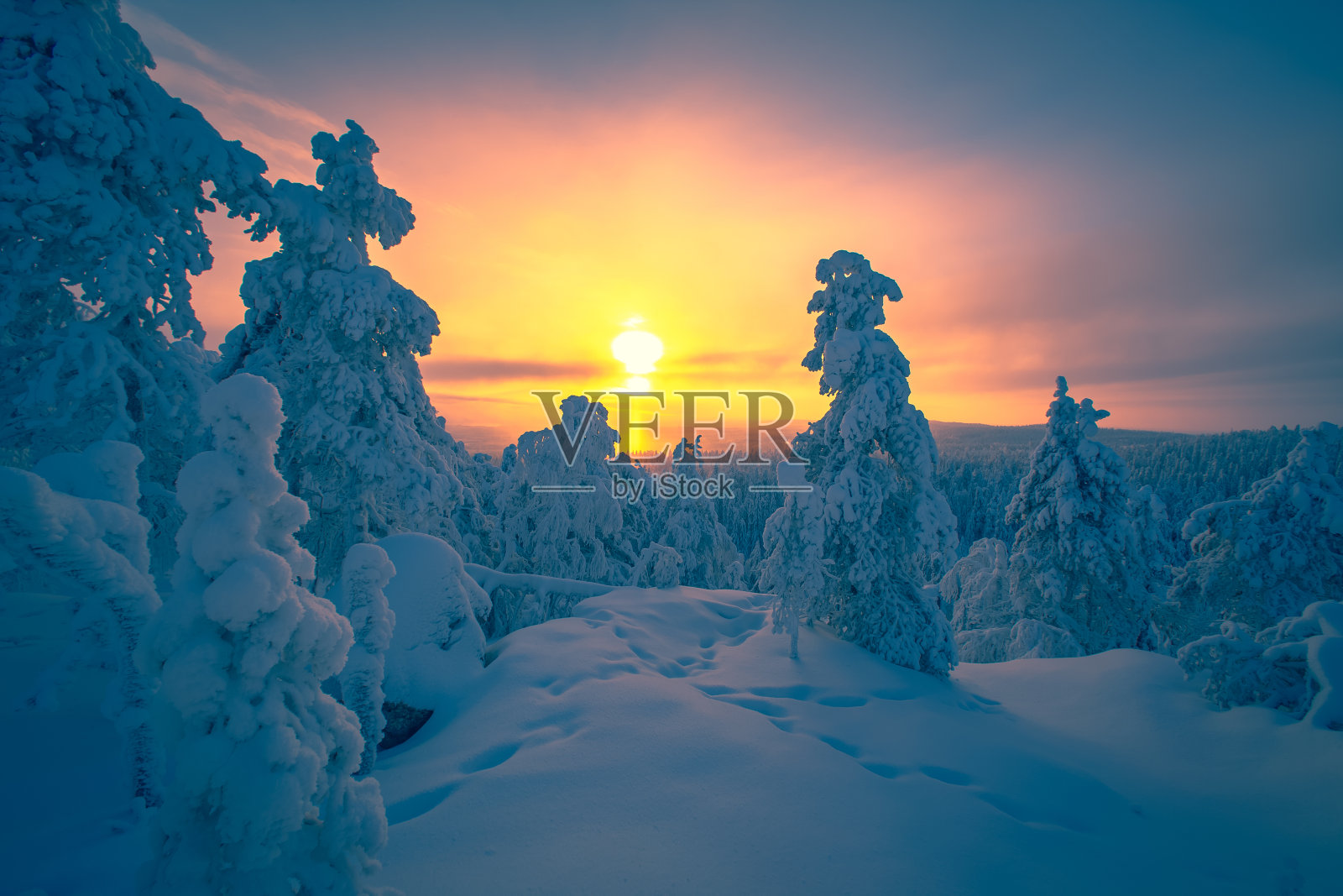 非常寒冷的一天，来自芬兰索特卡莫的日落风景。照片摄影图片
