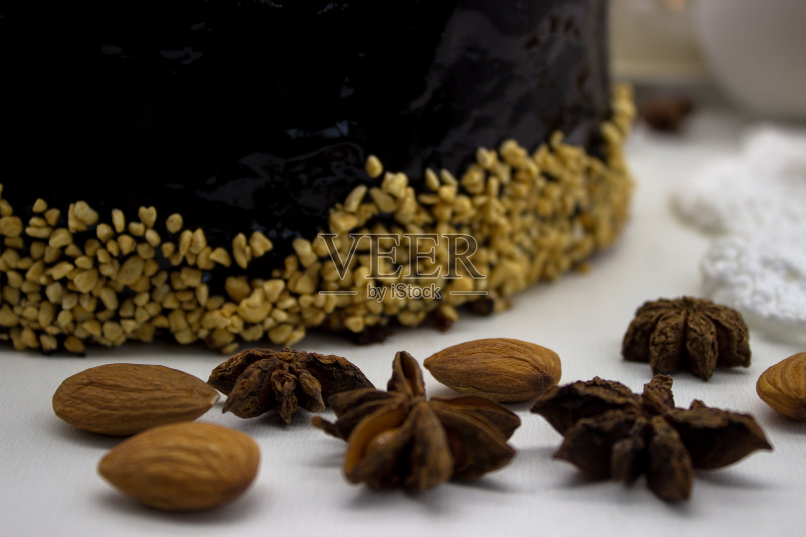 美味的巧克力蛋糕，装饰樱桃，糖圣诞老人和松脆的坚果，用圣诞装饰和装饰品。照片摄影图片