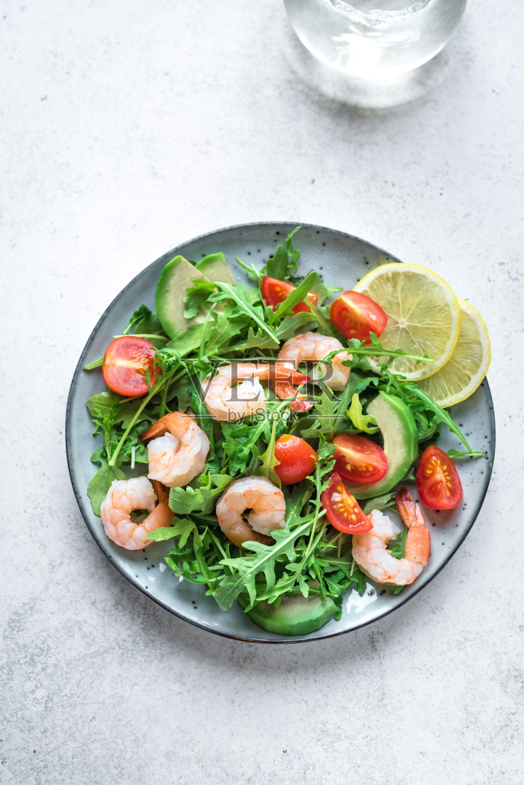 番茄芝麻菜牛油果虾仁沙拉照片摄影图片