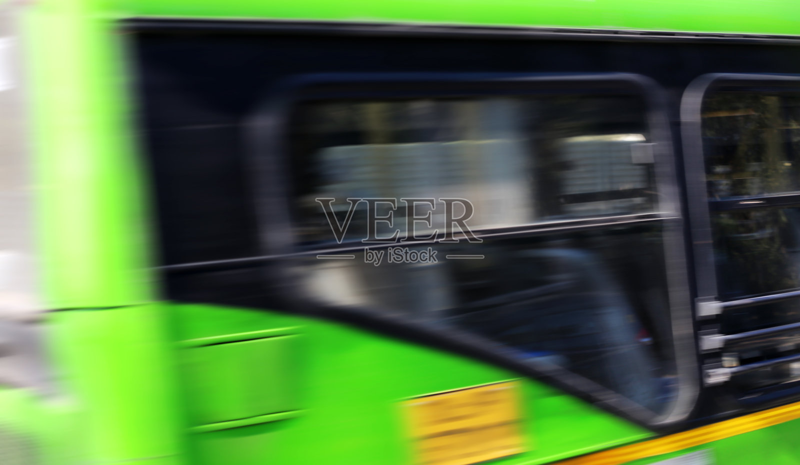 模糊运动的公交车照片摄影图片