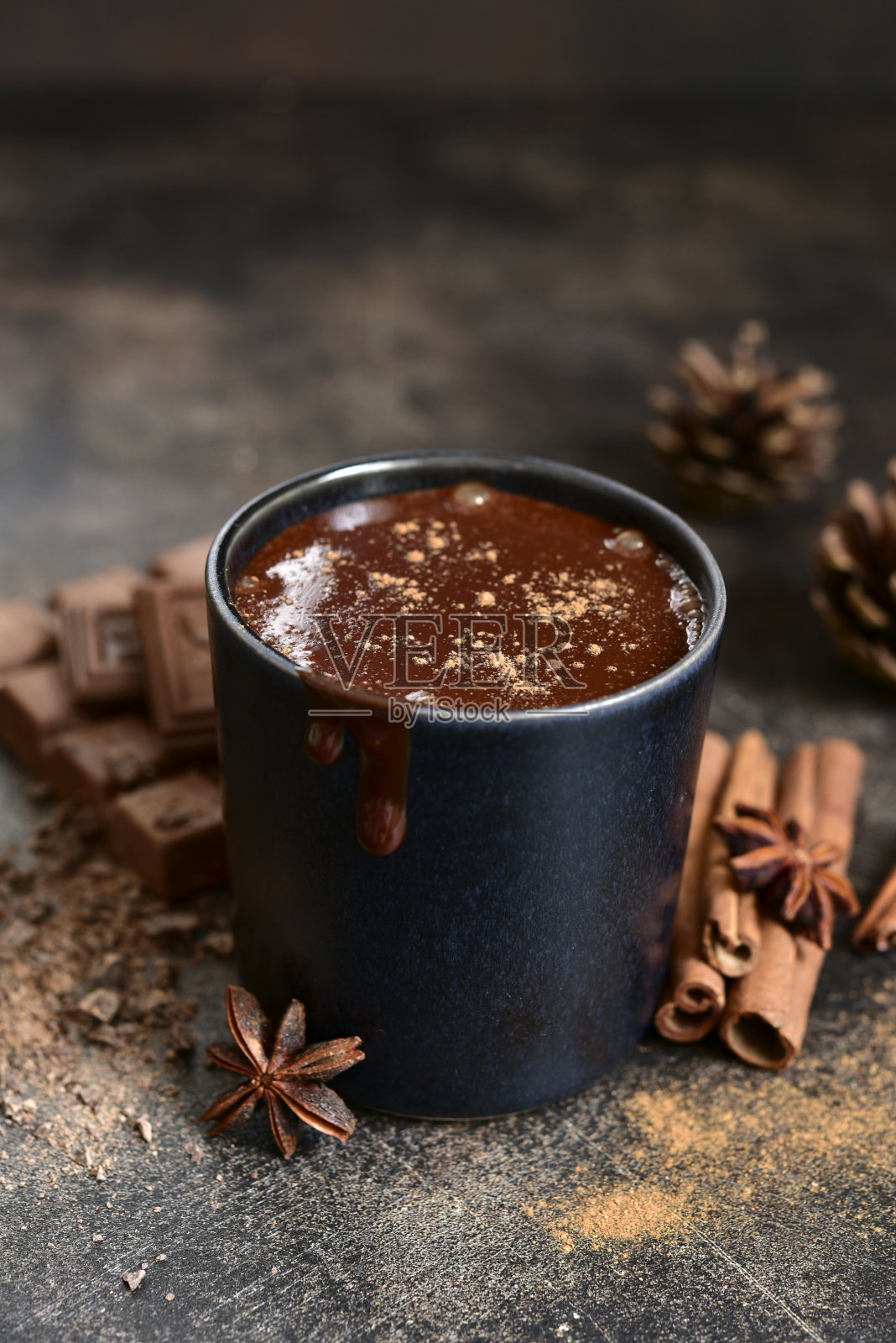 自制的热巧克力装在黑杯子里照片摄影图片