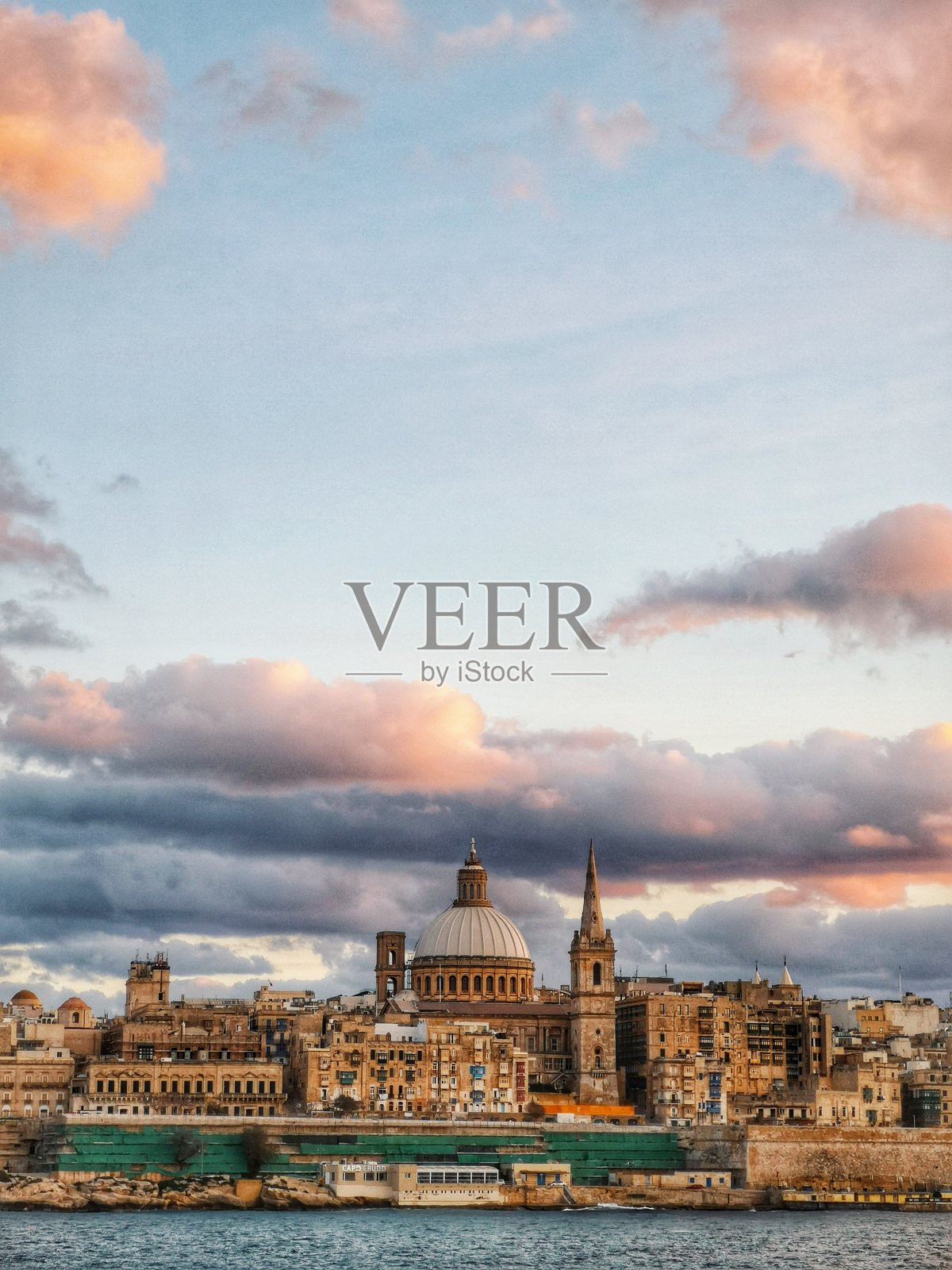 马耳他瓦莱塔教堂天际线。照片摄影图片