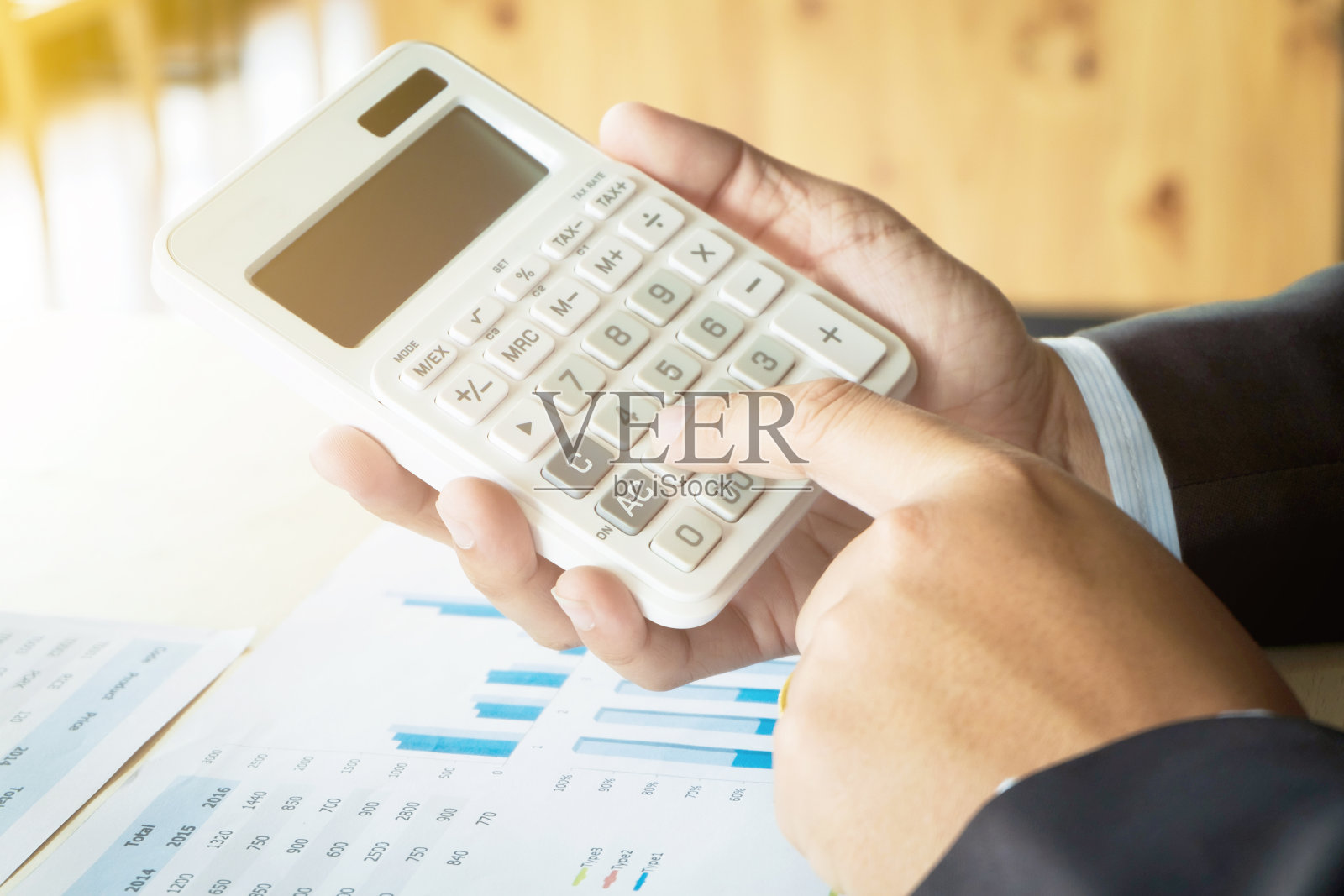 商务人员使用计算器处理商务文件照片摄影图片