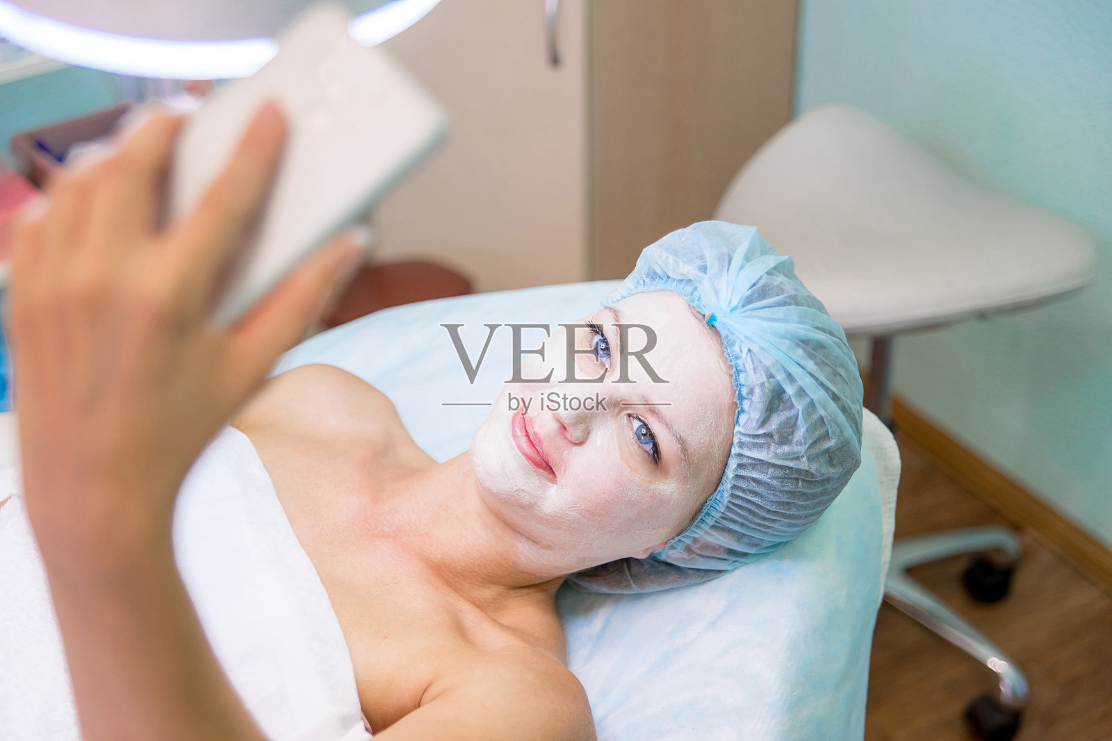 年轻漂亮的女人享受面膜程序照片摄影图片