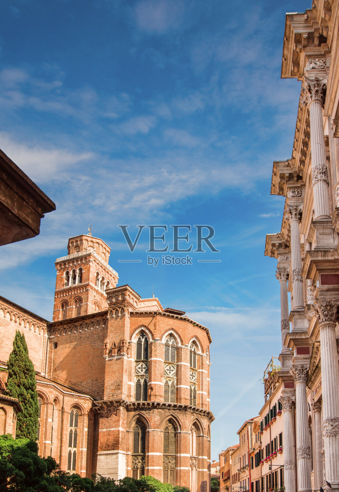 红砖哥特式教堂照片摄影图片