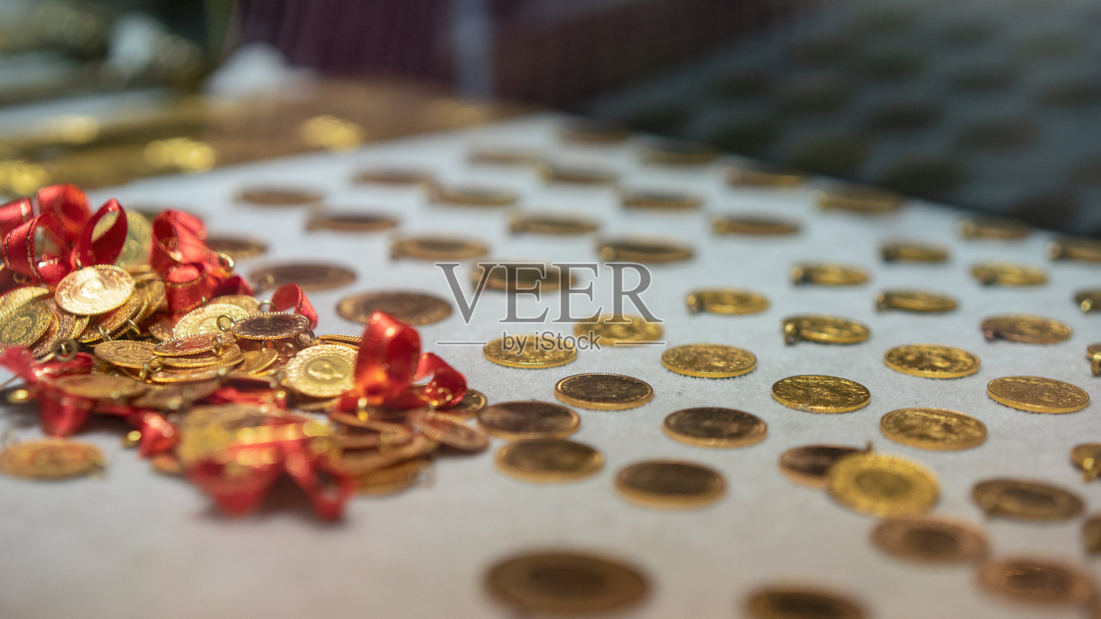 架子上放着金币照片摄影图片