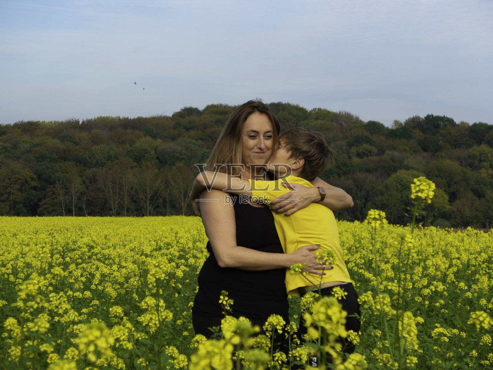 母亲和儿子，肖像在一个起伏的风景，农村照片摄影图片