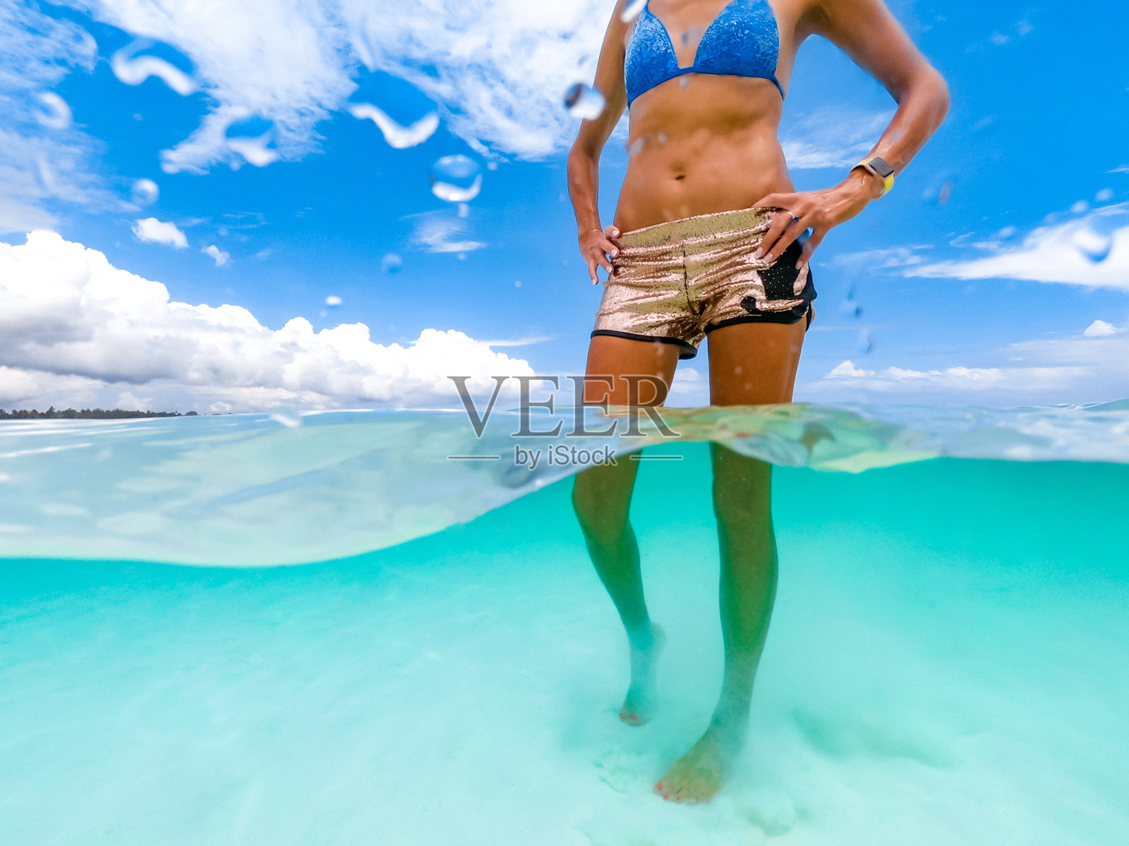 水下视角
苗条的女人站在清晰的热带海的中部照片摄影图片