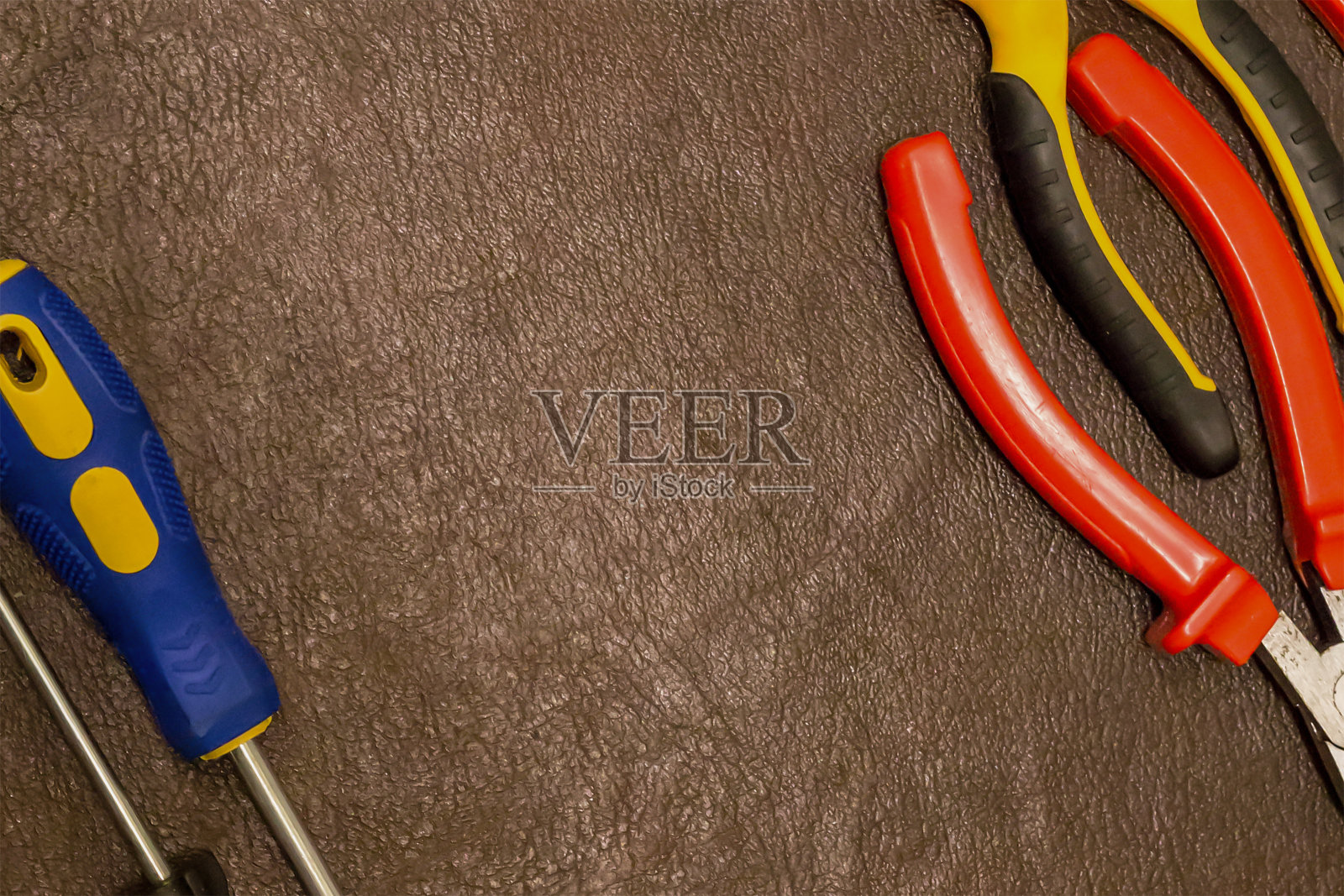 一对螺丝起子，一个明亮的手柄和两个线切割手工具平行明信片题字基座设计照片摄影图片