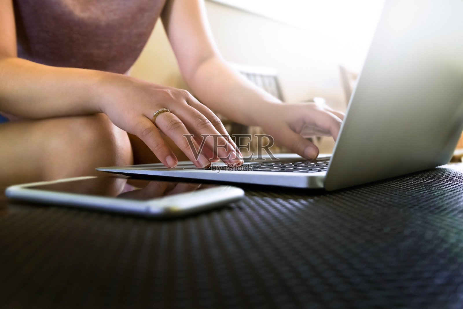 女人用手提电脑上网，浏览信息照片摄影图片