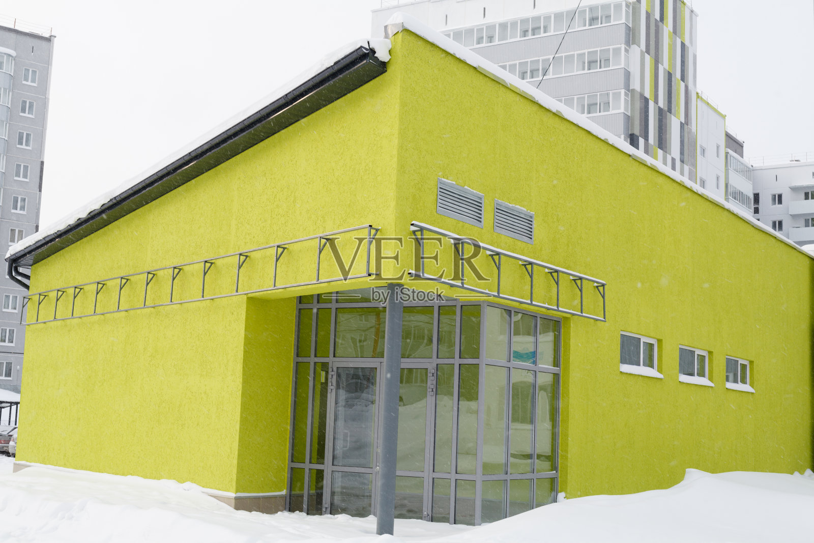 由于该地区的经济和工业衰退，贫困和城市衰落，城市中心的废弃商店和商业关闭照片摄影图片