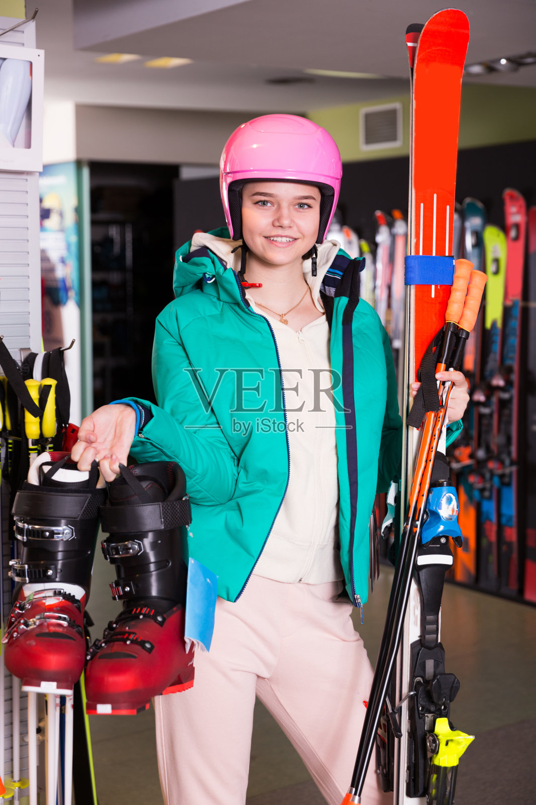 微笑的女孩穿着滑雪服照片摄影图片