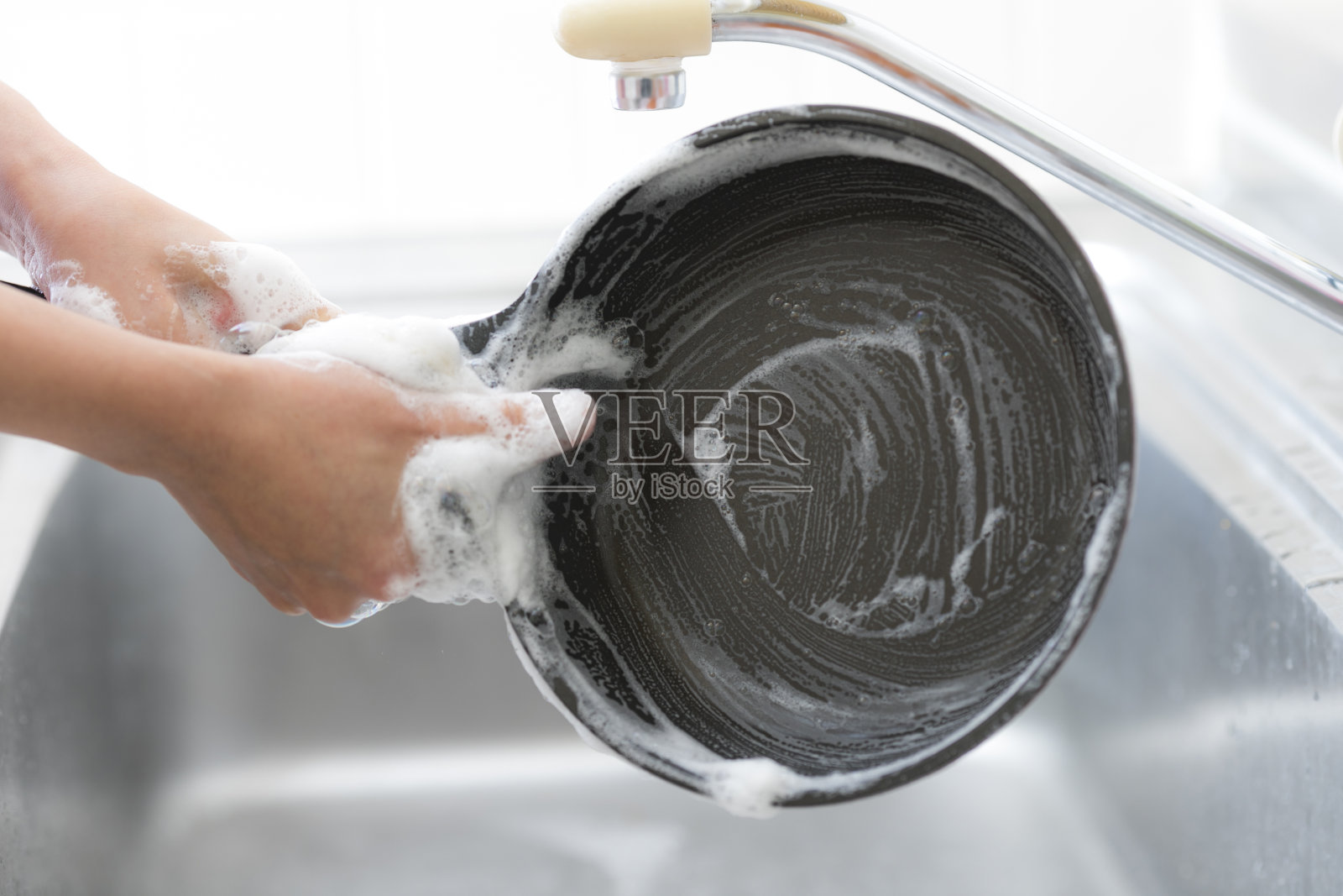 洗煎锅照片摄影图片