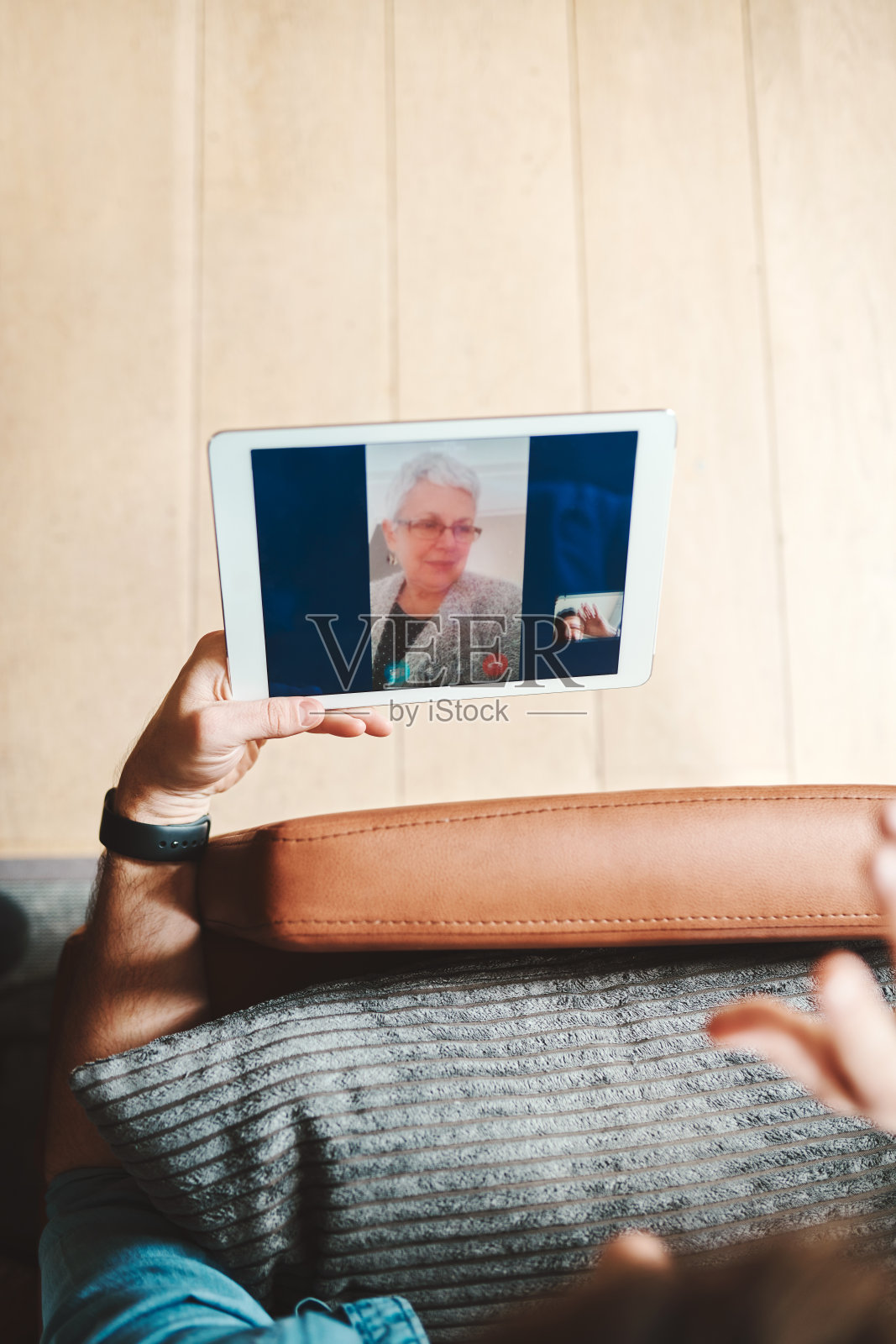 教他妈妈视频通话照片摄影图片