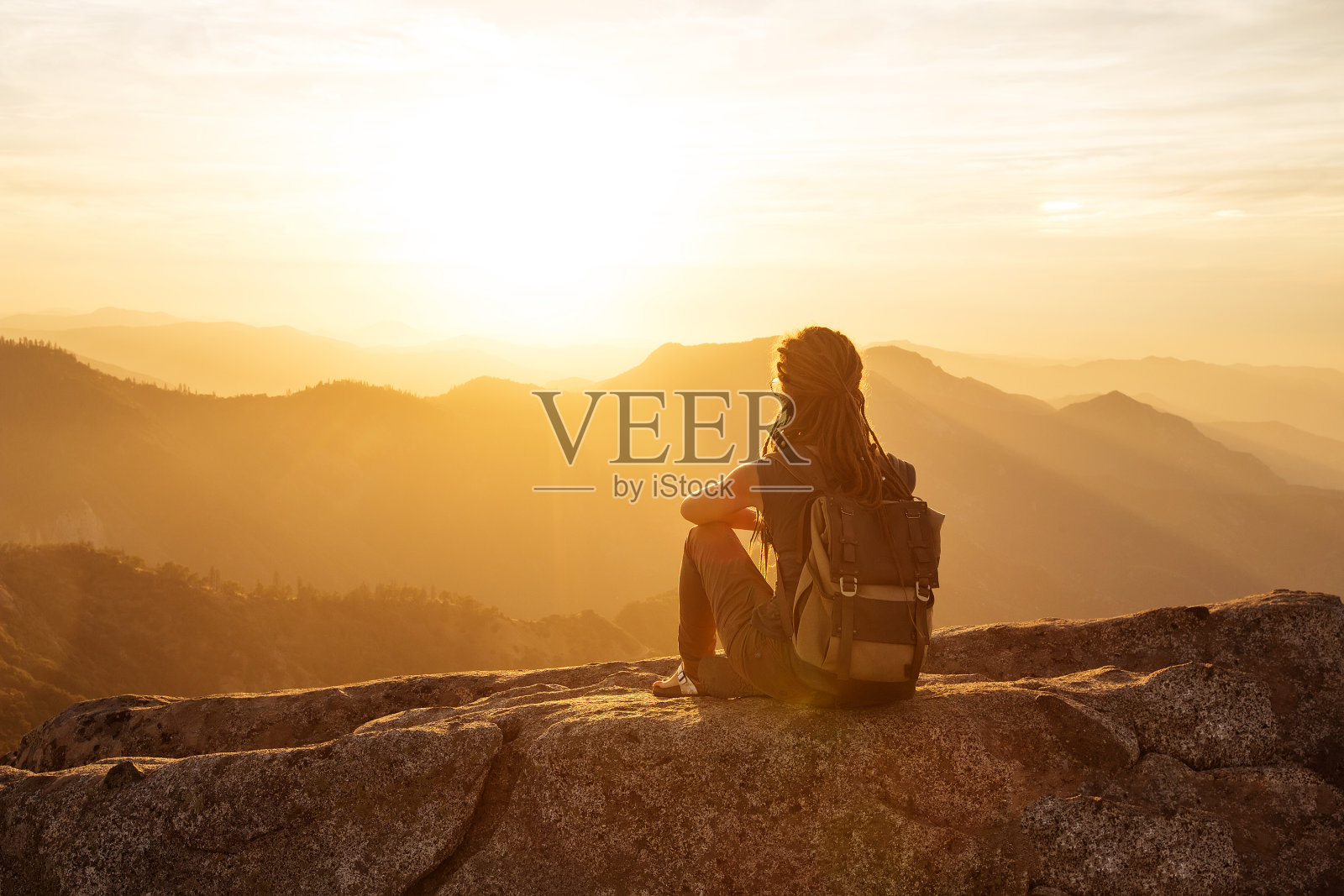 在美国加利福尼亚州红杉国家公园的摩洛岩石上，徒步旅行者与日落相遇。照片摄影图片