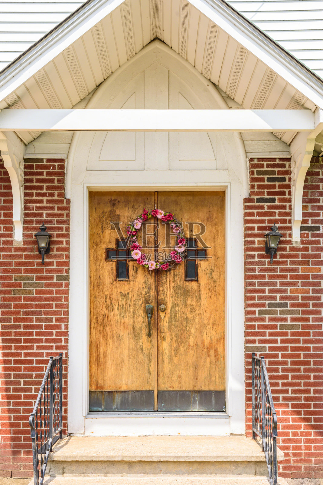 带有十字形窗户的基督教教堂门照片摄影图片