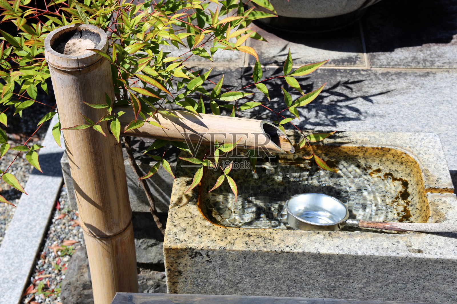 日本古老的竹筒喷泉照片摄影图片