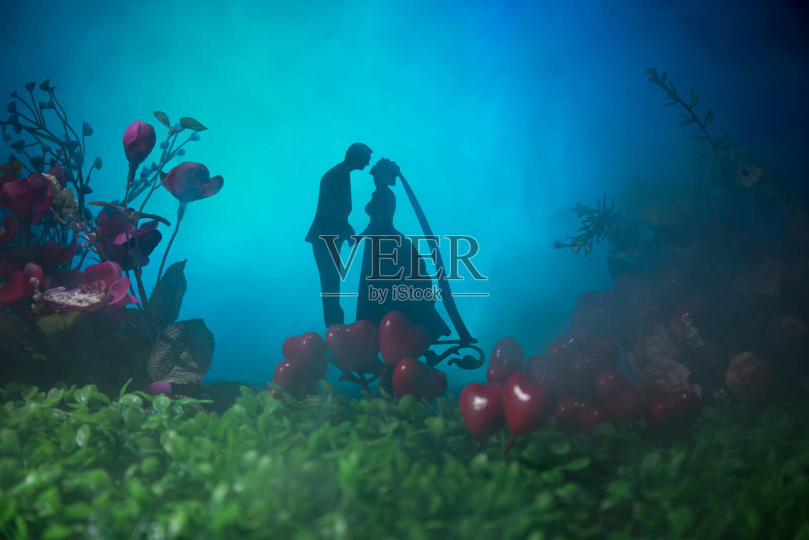 你愿意嫁给我吗?情人节艺术品装饰。美丽的新娘与心在黑暗色调的背景。情人节贺卡装饰。照片摄影图片