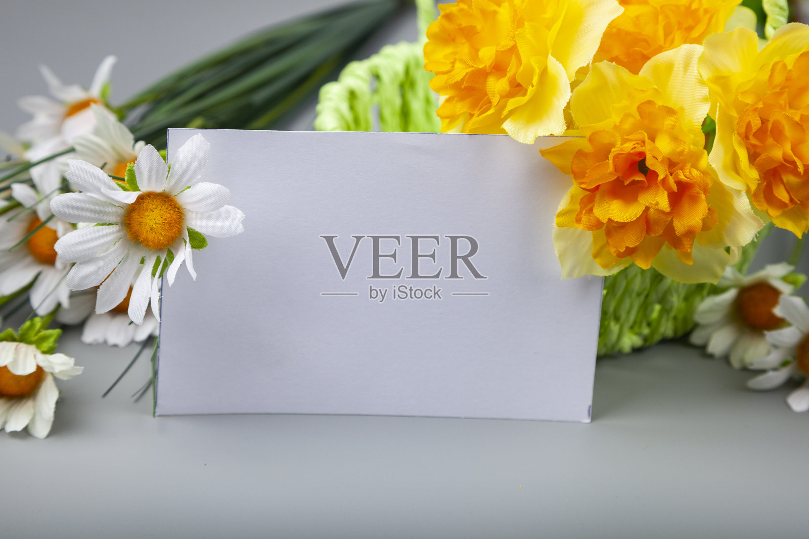 篮子里的一束春天的花照片摄影图片