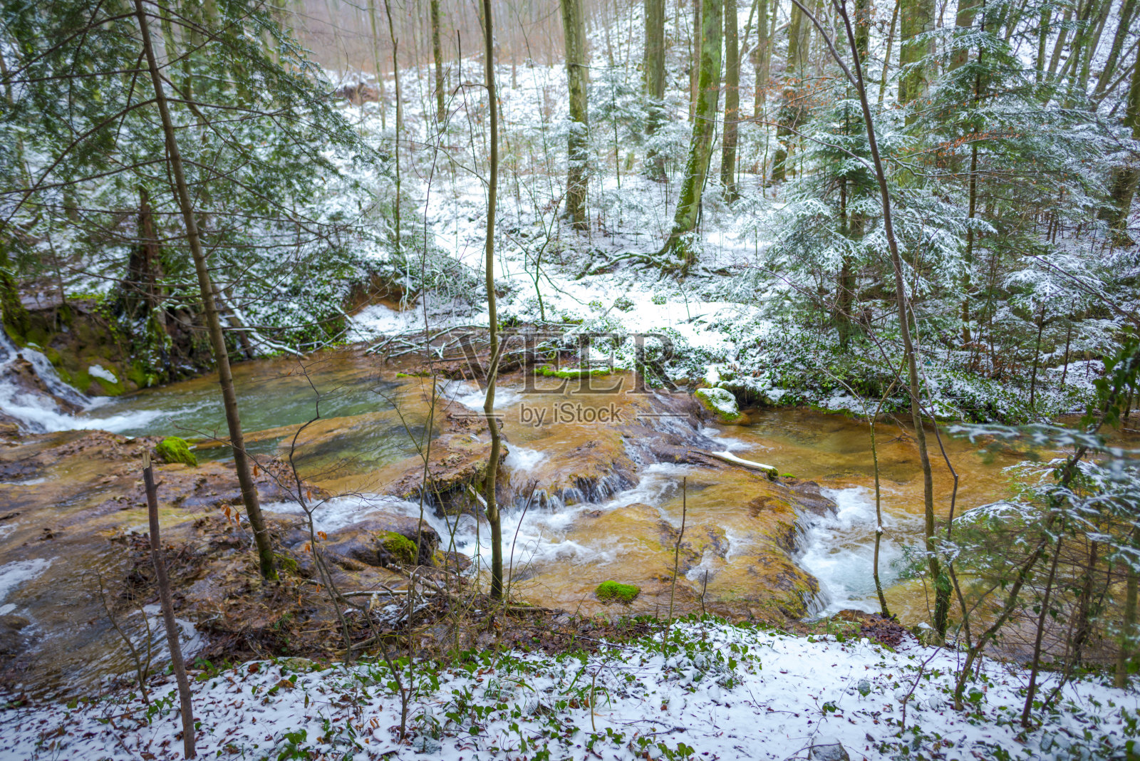 罗马尼亚，贝斯尼塔，寒冷的冬天，狂野的河流照片摄影图片