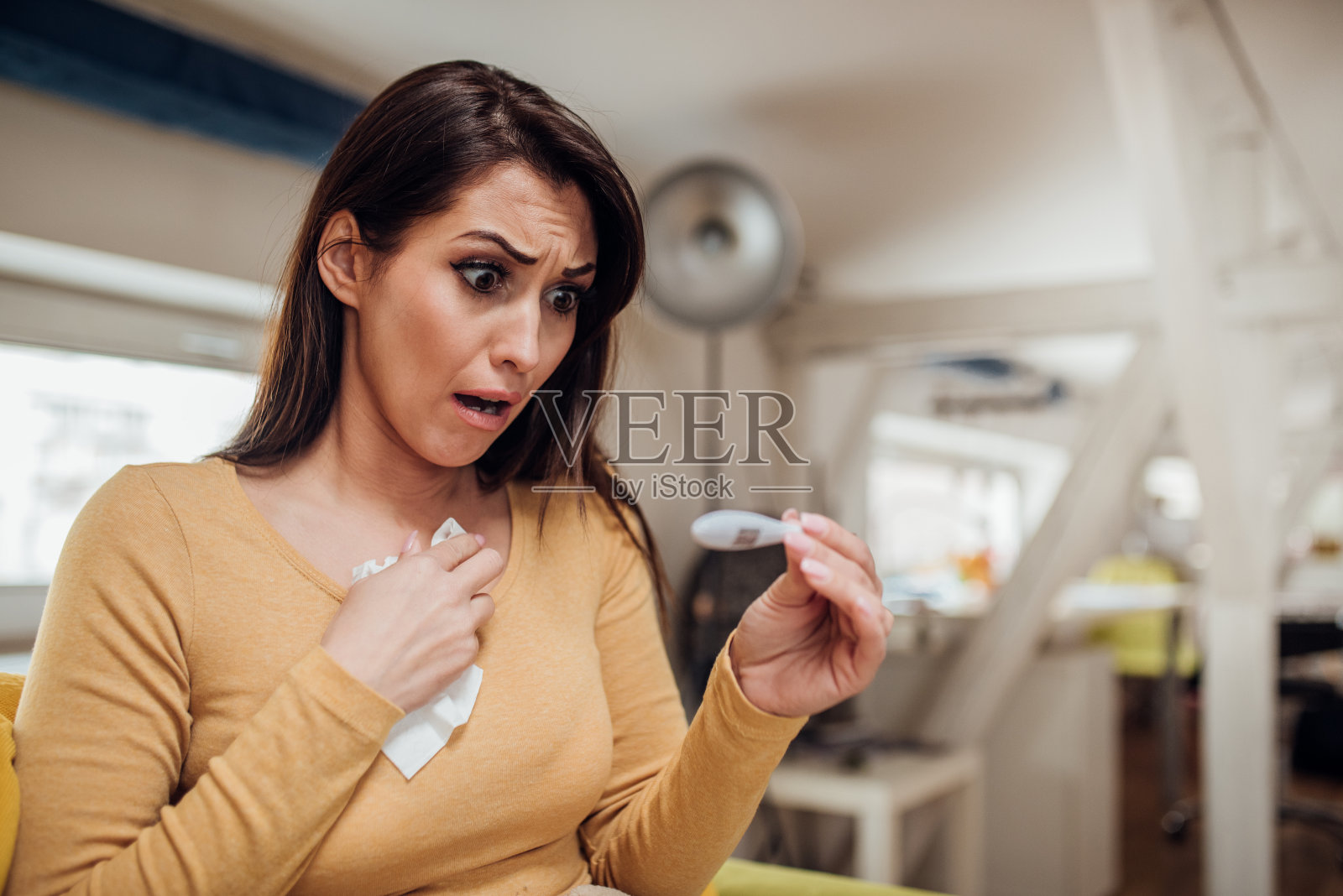 女性测体温照片摄影图片