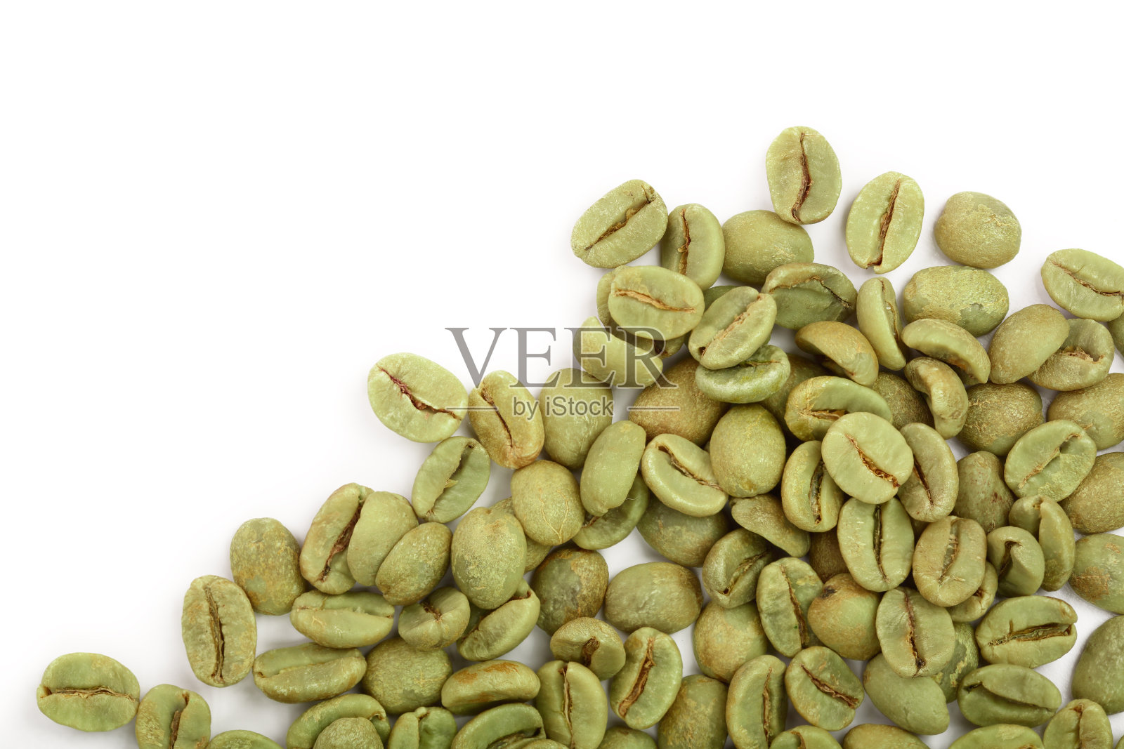 绿色的咖啡豆孤立在白色的背景与复制空间为您的文本。前视图。平躺照片摄影图片